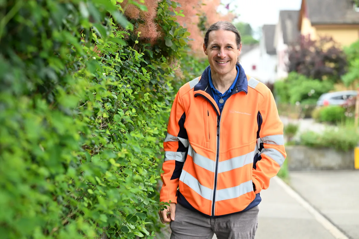 Marc Weiss leitet bei der Stadt Illnau-Effretikon die Abteilung Naturschutz. Positive und negative Gartenbeispiele in Effretikon – Rundgang durch ein typisches Quartier mit Marc Weiss, dem Leiter Bereich Naturschutz.