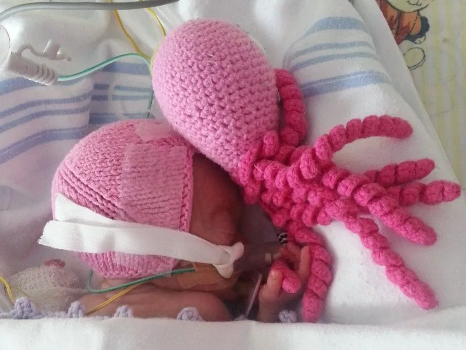 Baby Maya mit ihrem Oktopus – er gibt ihr ausserhalb des Mutterleibs Halt. 