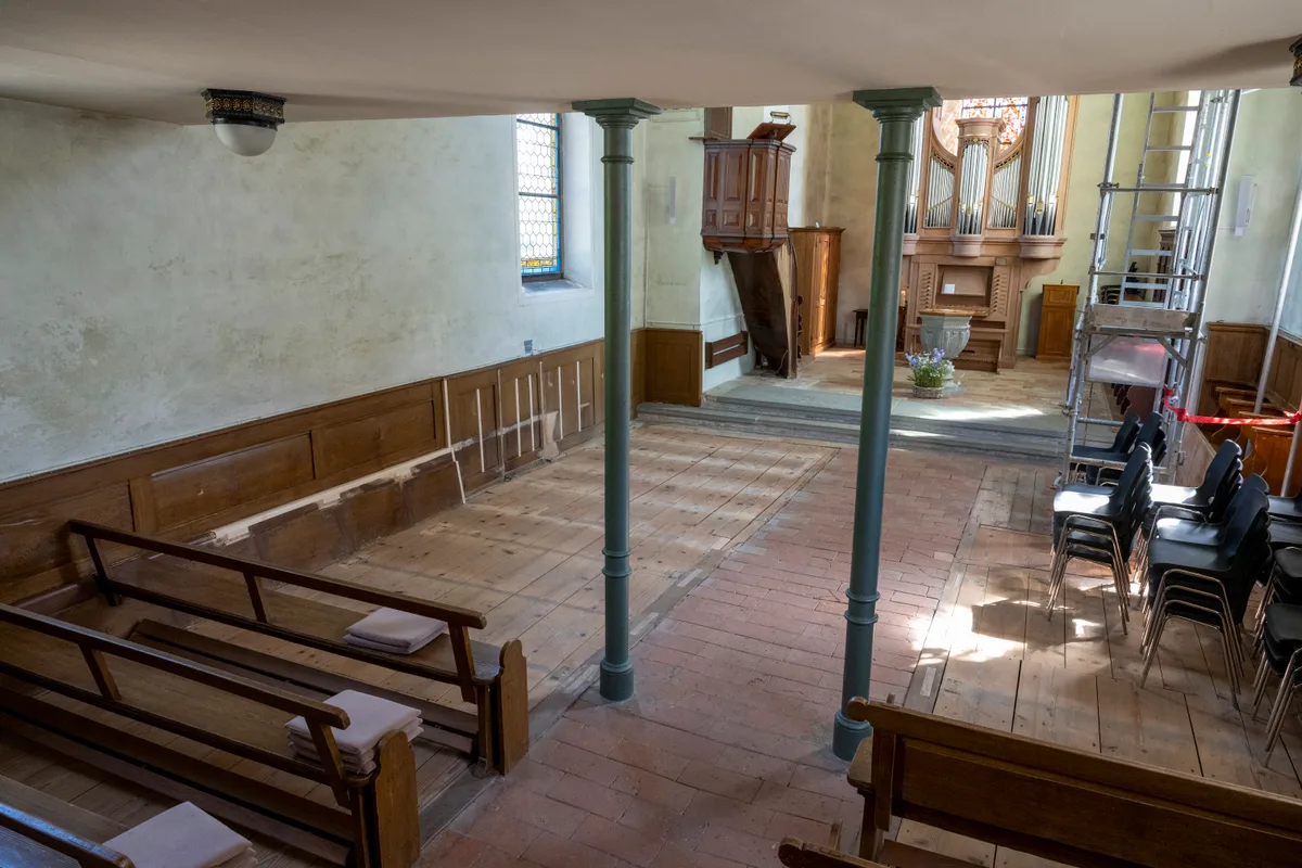 Die Kirchenpflege Illnau-Effretikon liess in der Kirche Kyburg unerlaubterweise einen Teil der unter Schutz stehenden Innenausstattung entfernen. Die Kirche Kyburg ohne Bänke.