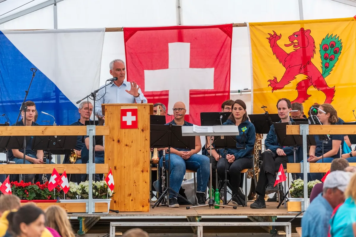 Ein Mann spricht am Rednerpult.