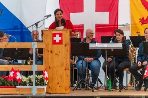 Festrednerin Dr. med. Nilayini Vamathevas betrachtet die Schweiz von innen und von aussen. Festrednerin Dr. med. Nilayini Vamathevas betrachtet die Schweiz von innen und von aussen.