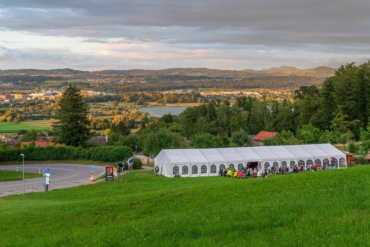 Ein Festzelt auf einer Wiese.