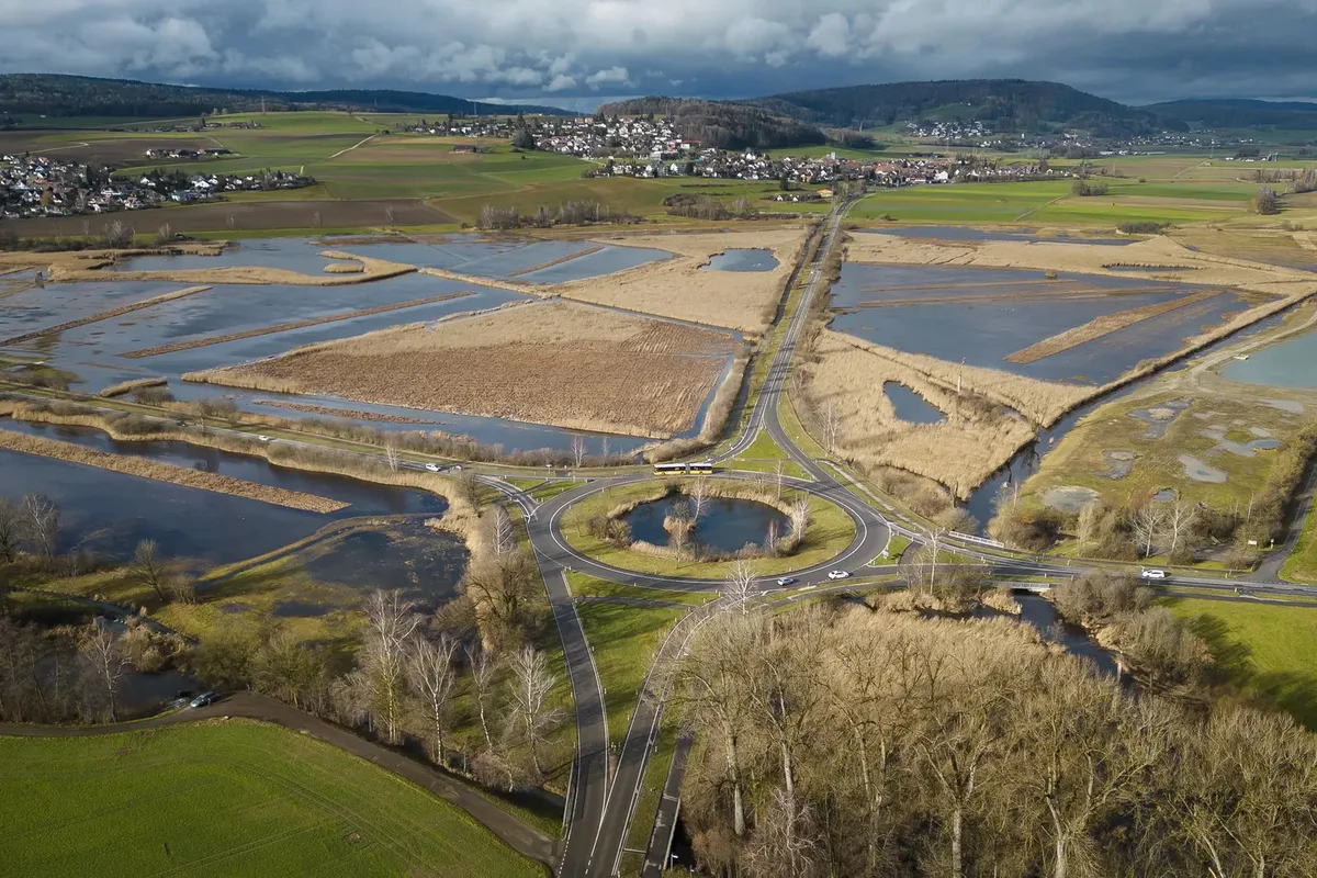 Bis 2040 sollen die Strassen aus dem Flachmoorgebiet zwischen Neerach, Niederglatt, Dielsdorf und Höri verschwinden. (Archiv) Luftaufnahme mit Strassen und Moor.