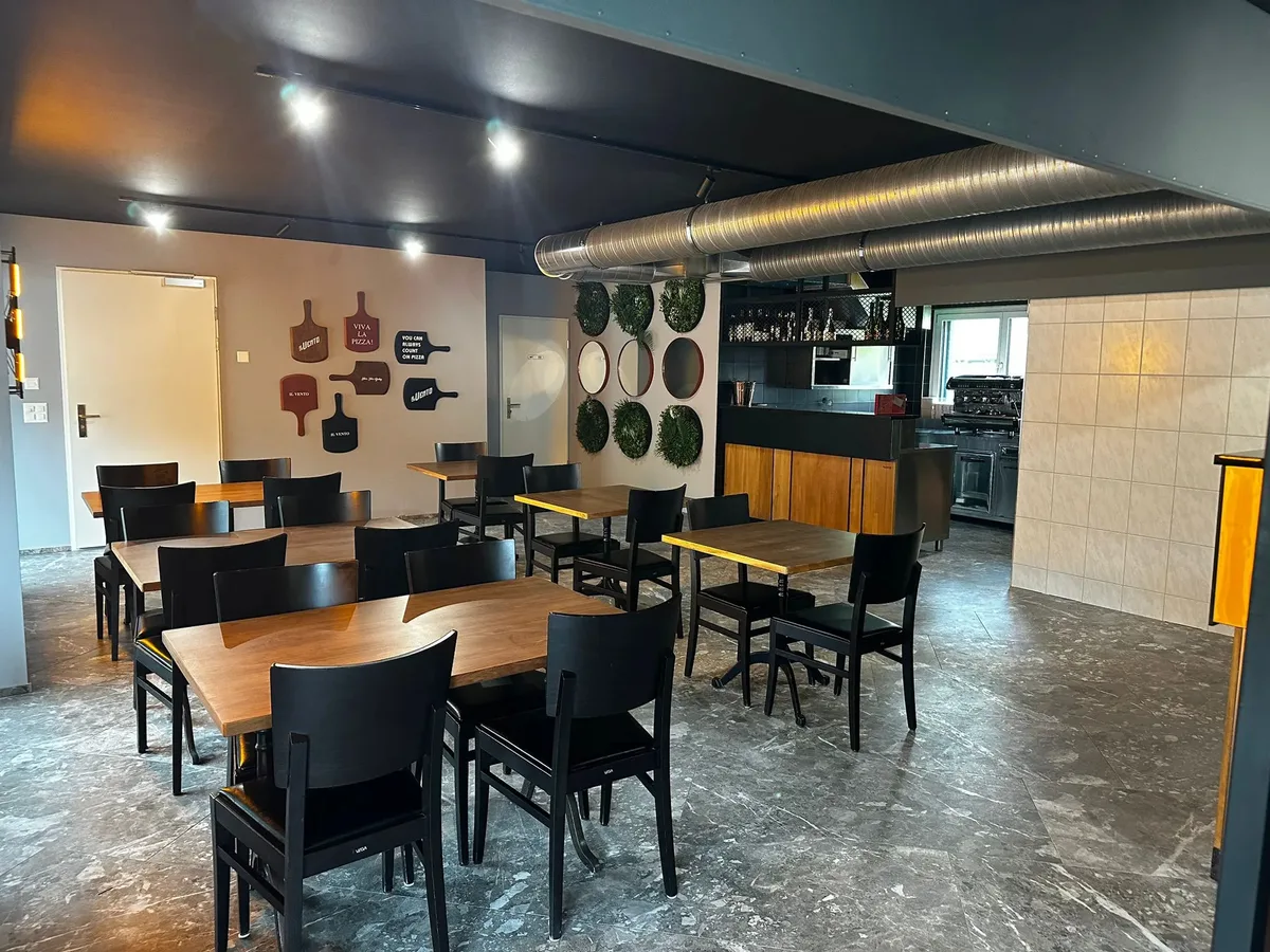 Blick in das neue Restaurant il vento in Turbenthal. Trostloser Blick ins Innere einer Pizzeria.