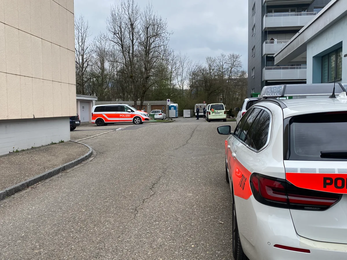 Man sieht mehrere Polizeiwägen Man sieht mehrere Polizeiwägen
