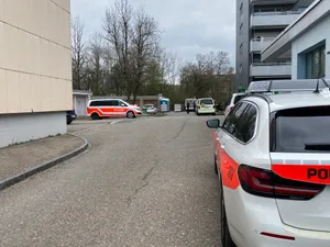 Man sieht mehrere Polizeiwägen Man sieht mehrere Polizeiwägen