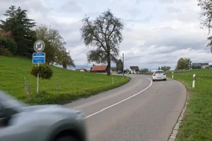 Entlang der Strasse zwischen Hombrechtikon und Oetwil plant der Kanton einen drei Kilometer langen Veloweg. Entlang der Strasse zwischen Hombrechtikon und Oetwil plant der Kanton einen drei Kilometer langen Veloweg.