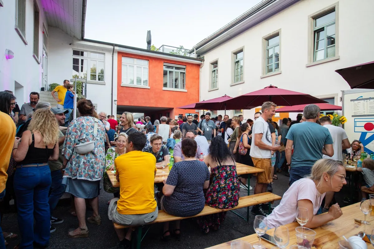 Nicht jeder fand einen Sitzplatz – aber immer jemanden für eine Unterhaltung. «Rampe»