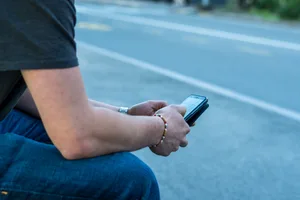 Jugendliche sollen weniger am Handy hängen, auch in der Schule. So die Meinung eines Lesers. Jugendliche sollen weniger am Handy hängen, auch in der Schule. So die Meinung eines Lesers.