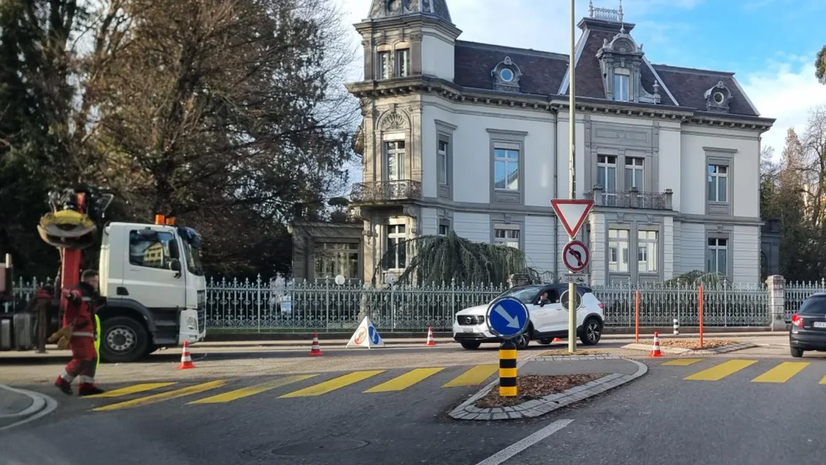 29040299-3 Nach einer Kollision im Zentrum von Rüti war am Freitagnachmittag die Dorfstrasse gesperrt.