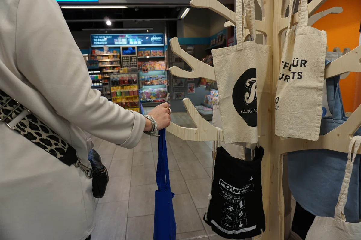 Einweihung des Säckli-Baums in der Migros Pfäffikon