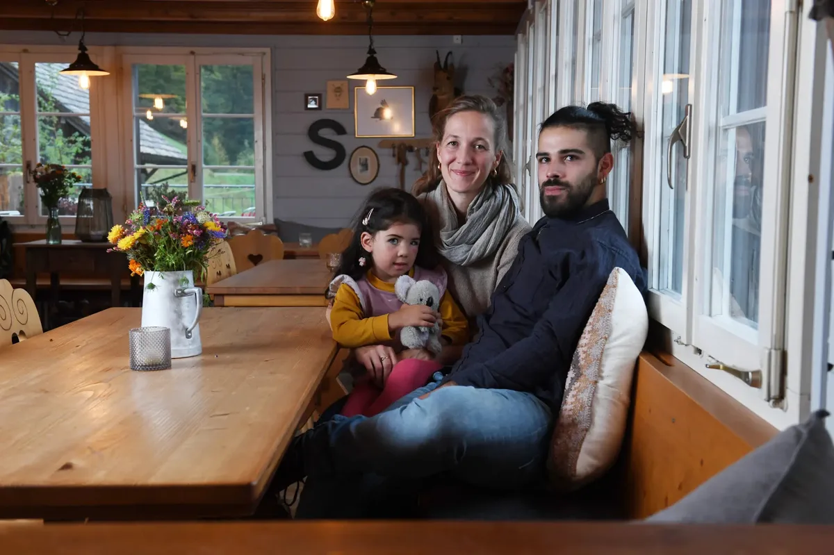 22326537-2 Sind am Anschlag: Sarah Tiefenbacher, ihr Mann Felipe Rojas und Tochter Lilah verlassen die Sennhütte auf der Strahlegg im Tösstal nach vier Jahren.
