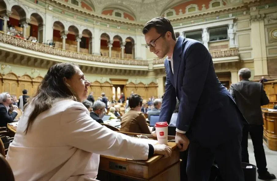 Andri Silberschmidt (FDP) diskutiert mit SP-Nationalrätin Jacqueline Badran im Nationalratssaal in Bern.