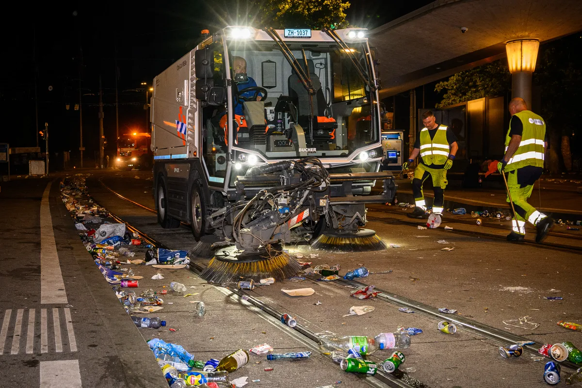 Mit Kehrsaugmaschinen wird der zuvor in der Regel mit Besen oder Schaufeln zusammengekehrte Abfall aufgenommen. 