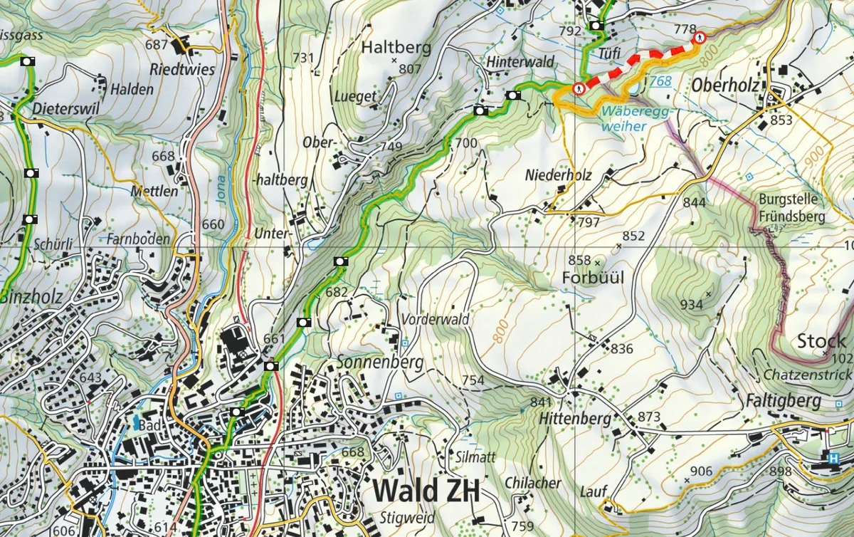 Der Wanderweg entlang des Schmittenbachs im nördlichen Teil der Gemeinde Wald wird gesperrt. Eine Umleitung (orange) ist signalisiert. Sperrung Wanderweg Wald