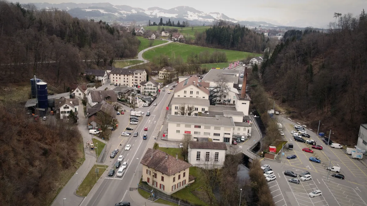 Luftbild des Dorfzentrums von Aathal.