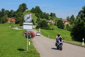 Ein Töfffahrer bei einem Ausflug in Sternenberg: Anwohner stören sich, wenn es allzu laut knattert. Ein Töfffahrer bei einem Ausflug in Sternenberg: Anwohner stören sich, wenn es allzu laut knattert.