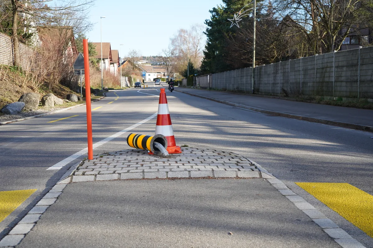 Man sieht eine beschaedigte Verkehrseinrichtung.