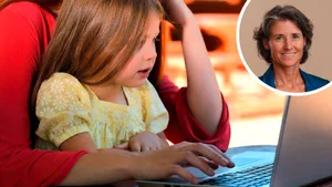 26969438-2 Eltern, die immer wieder an digitalen Geräten «hängen», sind für ihre Kinder nur begrenzt erreichbar – und ihnen zudem ein schlechtes Vorbild.