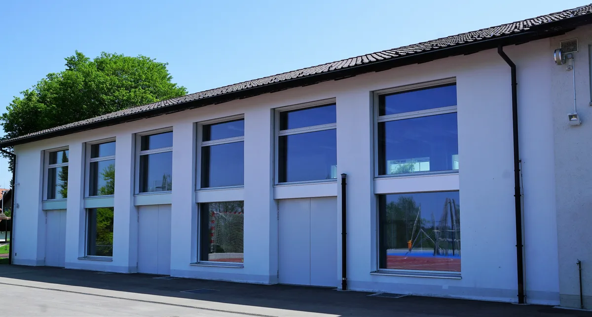 Man sieht die Turnhalle in Wildberg von aussen.