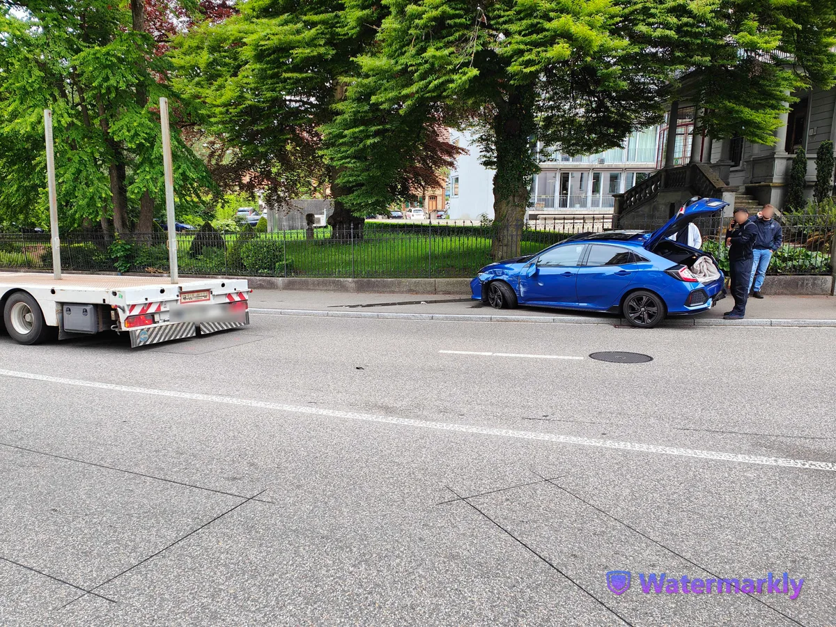Der Verkehr musste an der Unfallstelle einspurig vorbeigeführt werden. .