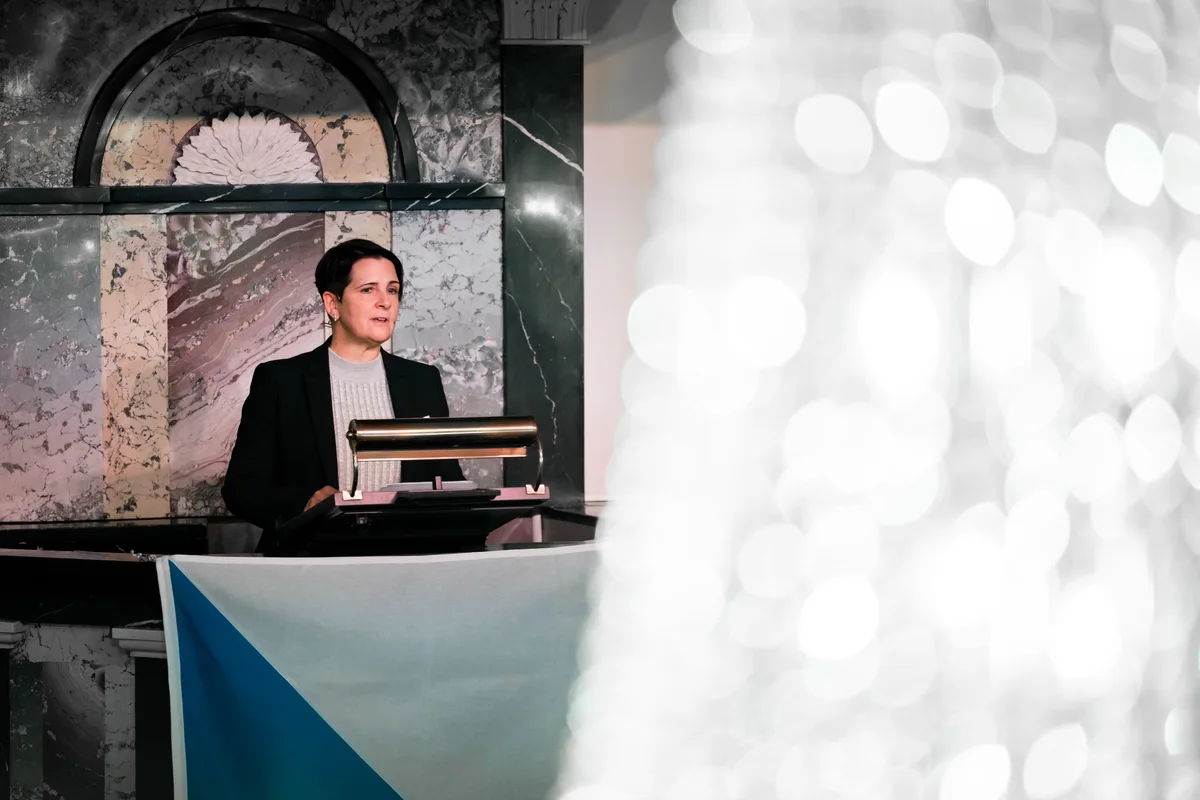 Yvonne Bürgin überrascht die Anwesenden mit dem Auszug aus einer Rede, die mittels künstlicher Intelligenz erarbeitet wurde. Ustertag 2023