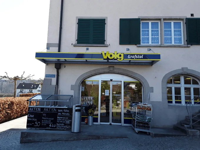 Hier schlug der Täter am Dienstagabend zu: Der Volg an der Dorfstrasse in Grafstal.