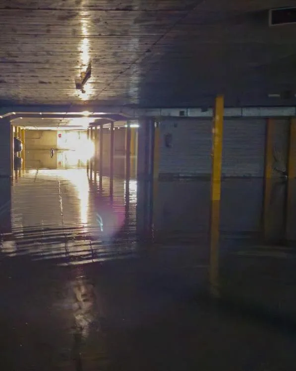 Blick in die betroffene Tiefgarage: Das Wasser stand zeitweise rund einen halben Meter tbh