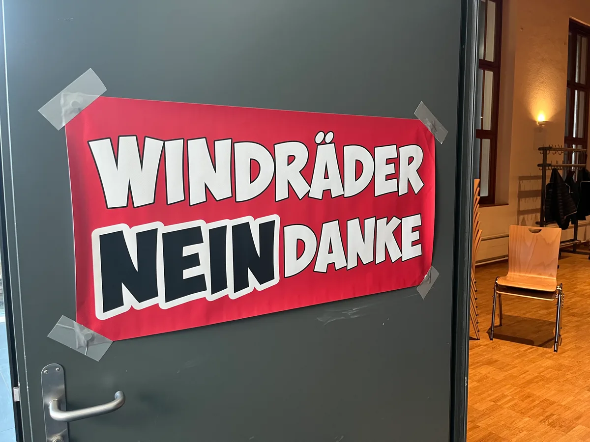 Ein Plakat mit der Aufschrift «Windräder, nein danke» im «Hirschen»-Saal in Hinwil.