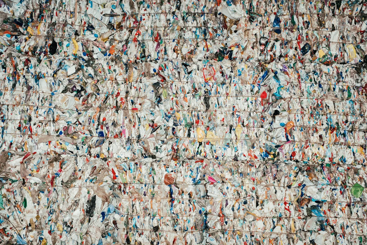 noneNahaufnahme von gepresstem Recyclingmaterial.