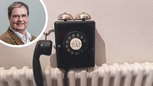 10605955-3 Bildkombo Januar 2023 Guy A. Lang Telefon