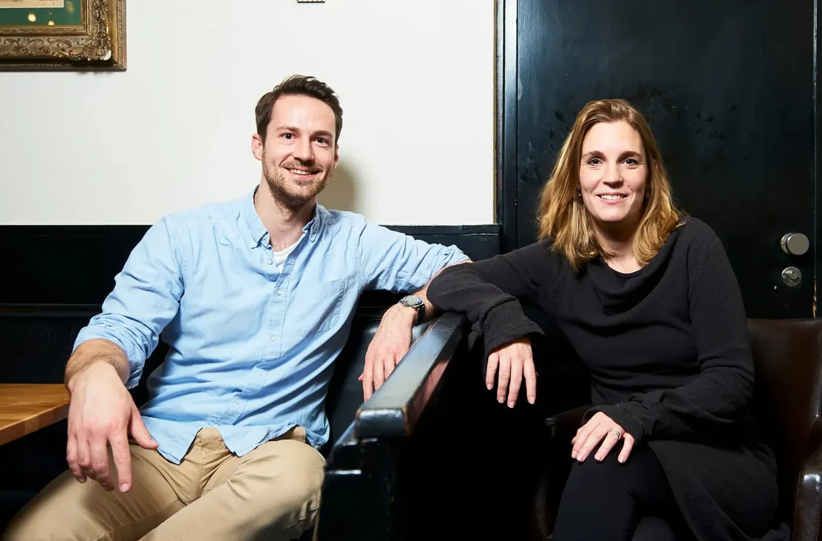 Claudio Zihlmann und Corina Gredig fühlen sich im Café Escoffier im Zürcher Kreis 8 wohl. Mann und Frau sitzen auf einem Sofa.