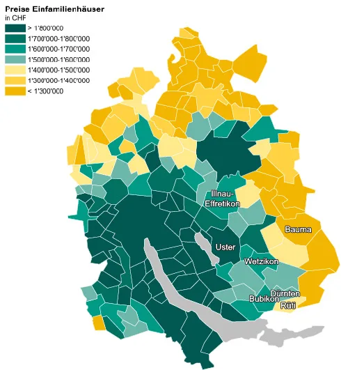 Die Karte zeigt den Kanton Zürich, der in die Gemeindegrenzen aufgeteilt ist. Gemeinden um den Zürichsee und Winterthur sind dunkelgrün (hoher Einfamilienhauspreis), ländlichere Gemeinden vor allem im Norden und Osten sind orange (tieferer Einfamilienhauspreis).