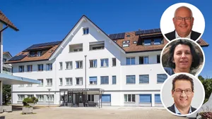 Eine Bildkombo mit dem Gemeindehaus in Zell und drei Leuten Eine Bildkombo mit dem Gemeindehaus in Zell und drei Leuten