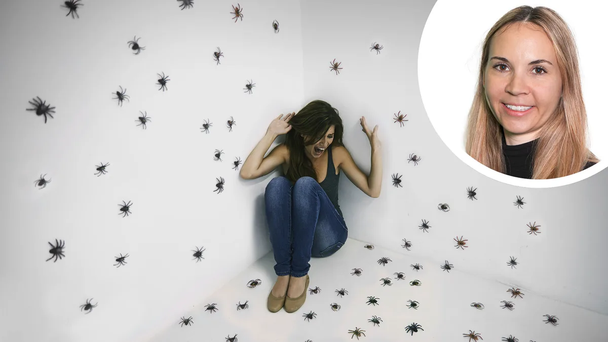 Eine Frau sitzt verängstigt in einer Ecke eines gänzlich weissen Raums und dutzende Spinnen laufen auf sie zu. Oben rechts das Portrait von Aline Ilk in einem weiss-umrandeten Kreis.