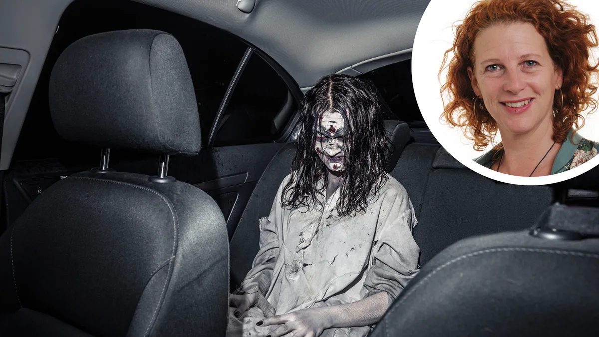 Ein weiblicher Zombie hockt auf dem Rücksitz eines Autos. Oben rechts das Portrait von Eleanor Rutman in einem weiss-umrandeten Kreis.