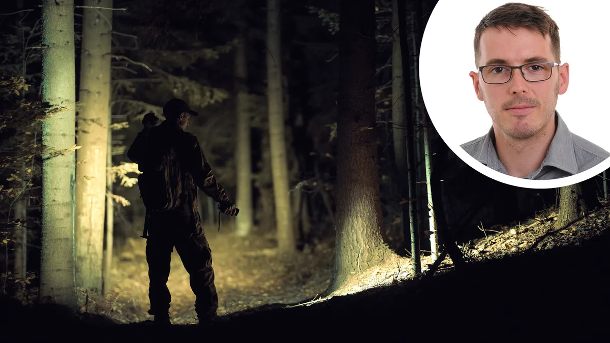 Ein Mann zündet mit einer Taschenlampe in den dunklen Wald. Oben rechts das Portrait von David Marti in einem weiss-umrandeten Kreis.