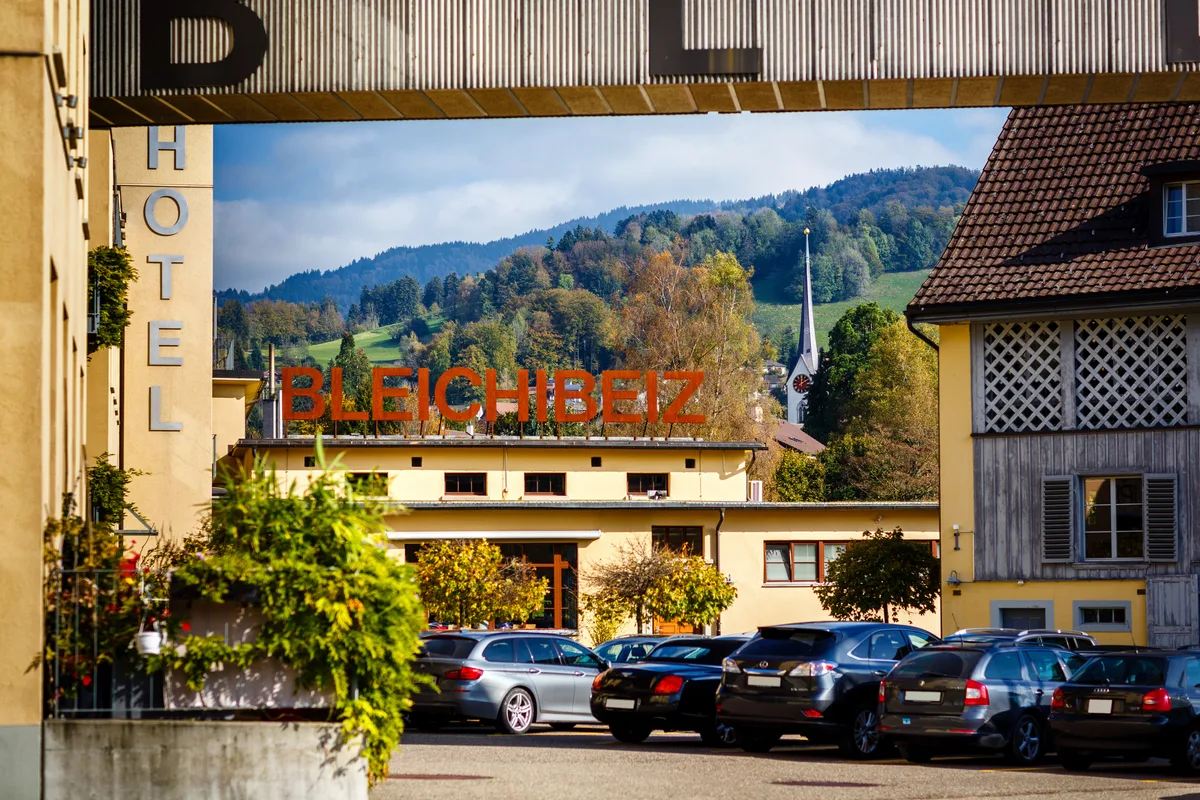 Andreas Honeger wollte mit der Beiz zeigen, dass die Bleiche mehr ist als eine Industriebrache im Dorf. Restaurant Bleichibeiz mit dem Parkplatz davor. Die Autonummern sind unkenntlich gemacht.