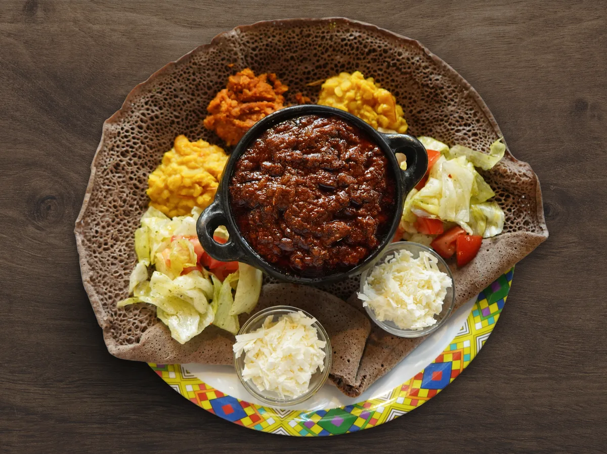 Eritreisches Essen auf einer grossen Platte