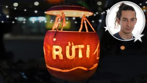28338046-4 Bildcombo Luca da Rugna und ein Räbeliechtli am Rübeliechtliumzug in Rüti
