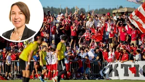 26571718-3 Fussball ist bei Sportlern wie bei Zuschauern sehr beliebt – immer öfter begehen Fans jedoch Straftaten.