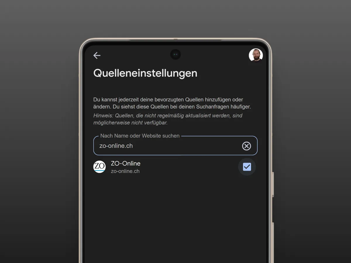 Man sieht auf einem Handy die Einstellungen auf Google für die bevorzugten Quellen.
