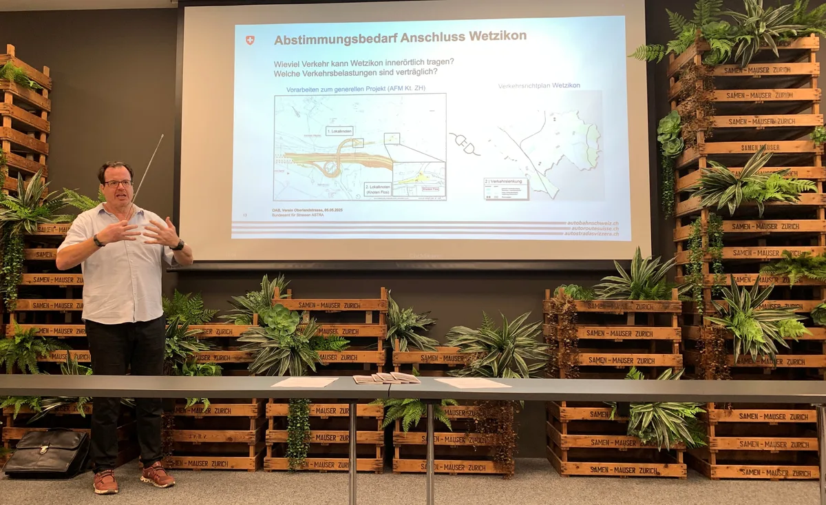 Marco Knecht, Projektleiter Oberlandautobahn beim Astra, sowie NR Gregor Rutz, an der Versammlung des Vereins Zusammenschluss Oberlandstrasse am 24. Juni 2025 in Dürnten Marco Knecht, Projektleiter Oberlandautobahn beim Astra, sowie NR Gregor Rutz, an der Versammlung des Vereins Zusammenschluss Oberlandstrasse am 24. Juni 2025 in Dürnten