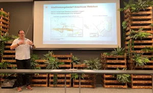 Marco Knecht, Projektleiter Oberlandautobahn beim Astra, sowie NR Gregor Rutz, an der Versammlung des Vereins Zusammenschluss Oberlandstrasse am 24. Juni 2025 in Dürnten Marco Knecht, Projektleiter Oberlandautobahn beim Astra, sowie NR Gregor Rutz, an der Versammlung des Vereins Zusammenschluss Oberlandstrasse am 24. Juni 2025 in Dürnten