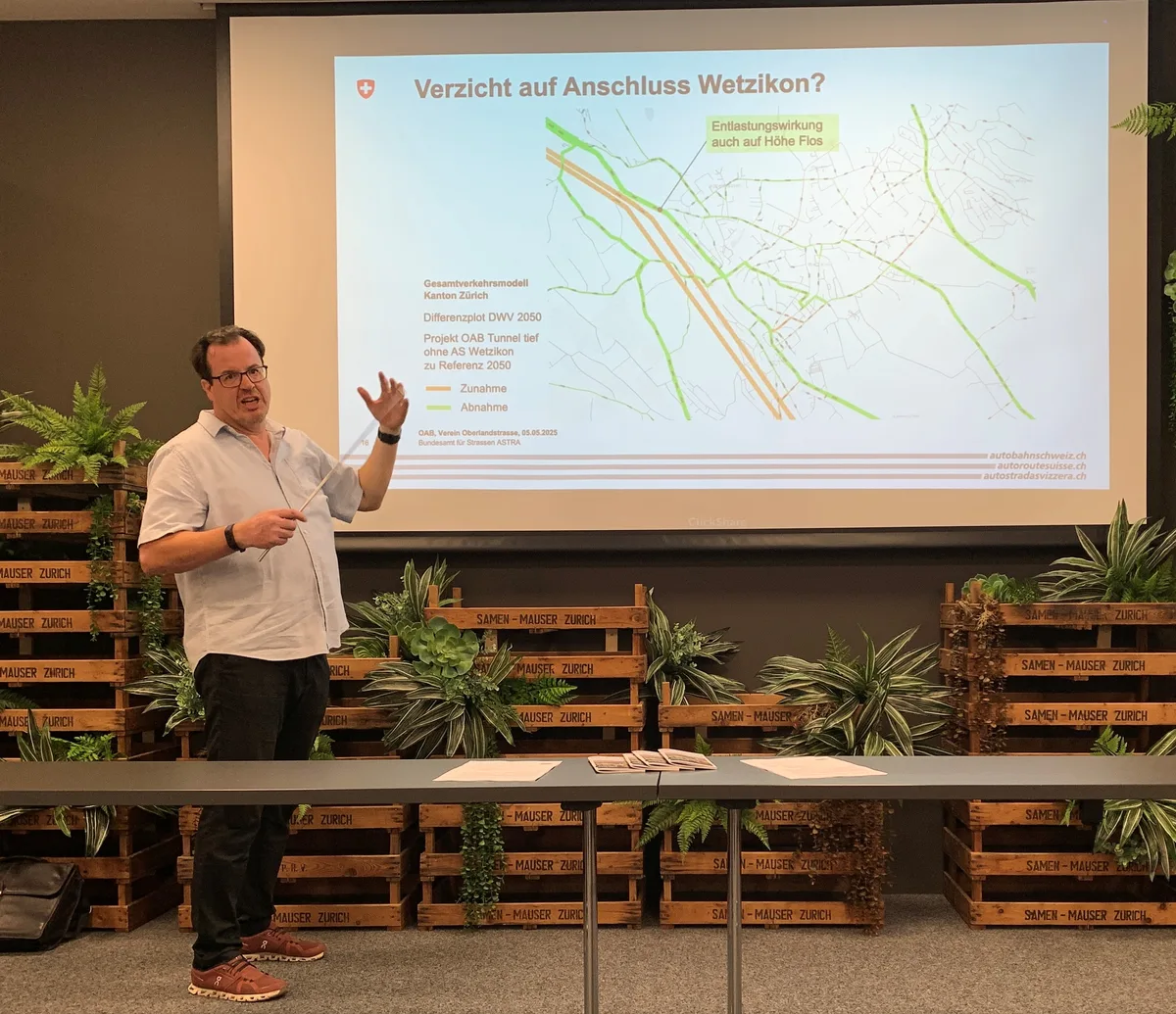 Marco Knecht, Projektleiter Oberlandautobahn beim Astra, erklärt die Auswirkungen eines Anschlusses Wetzikon aufs übrige Verkehrsnetz. 
