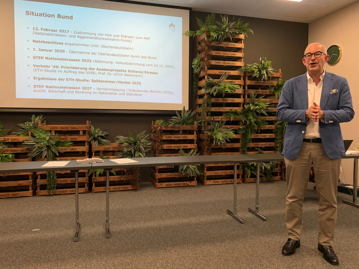 Nationalrat Gregor Rutz erläutert die nächsten Schritte für den Nationalstrassenbau auf eidgenössischer Ebene.