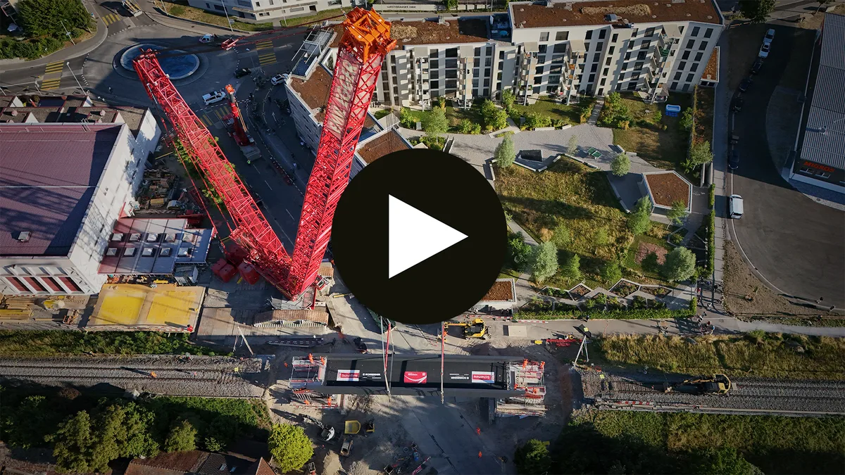 Der Superkran bringt die Stahlbrücke in Position: Millimeterarbeit.