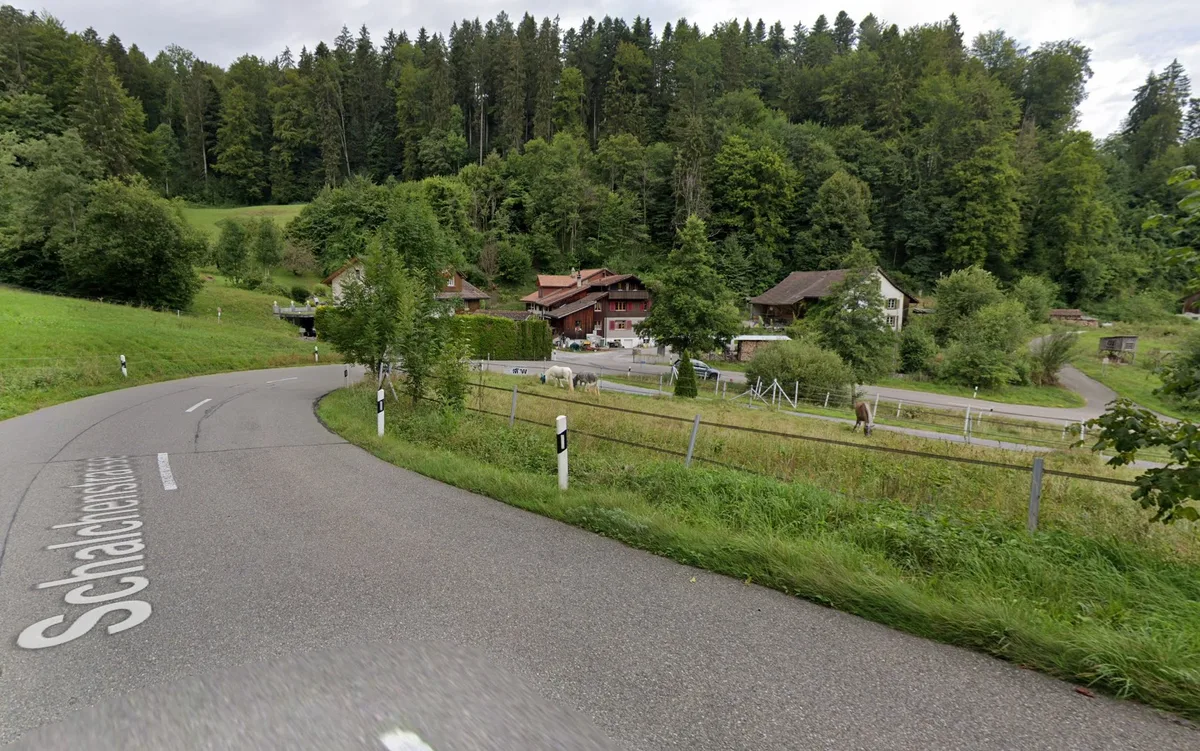 Während der Sperrung ist die Zufahrt zu den Häusern im Loch noch möglich. Während der Sperrung ist die Zufahrt zu den Häusern im Loch noch möglich.