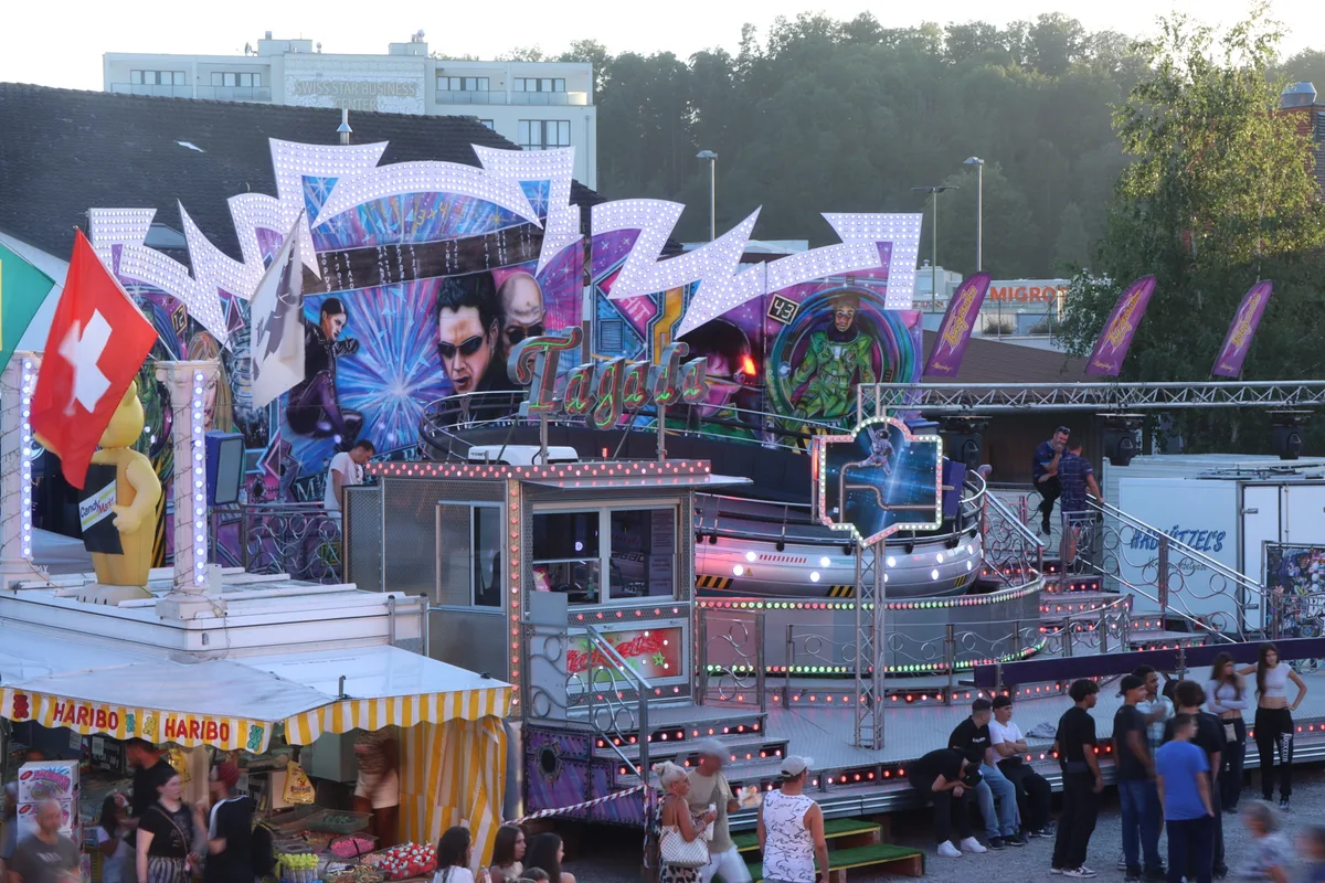 Ein Bild einer Chilbi-Bahn mit drehbarer Fläche.