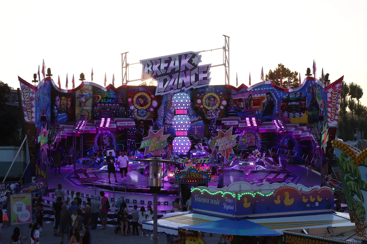 Eine farbige Chilbi-Bahn.